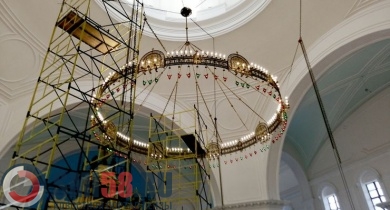 В Пеннзе под купол Спасского собора подняли полуторатонную люстру
