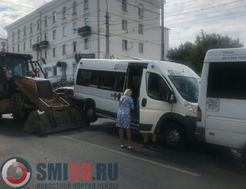 На улице Кирова в Пензе трактор приподнял маршрутку ковшом