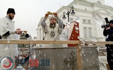Митрополит Серафим освятил воду на Соборной площади