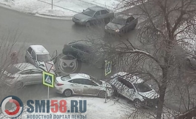 В массовом ДТП на перекрестке Чкалова-Куйбышева в Пензе пострадали два человека