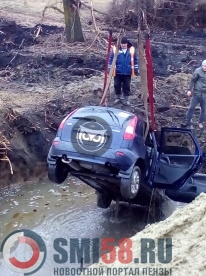 Автоледи чудом выжила после падения 