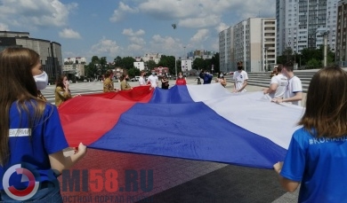 В Пензе на Юбилейной площади развернули гигантский флаг России
