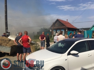 В Кузнецке горящий дом тушат 19 пожарных