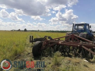 В Камешкирском районе рабочего насмерть придавило трактором