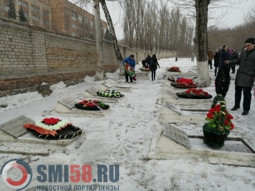 В Пензе на могилы погибших воинов возложили венки и цветы