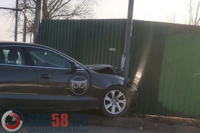 В Пензе на улице Окружной автомобиль «Ауди» врезался в светофор