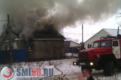 Горящий дом в Кузнецке тушили 15 пожарных