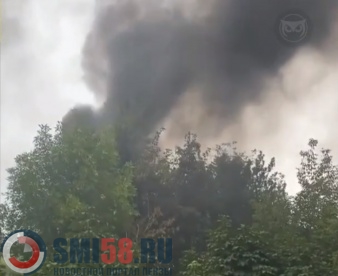 На улице Кижеватова в Пензе загорелся строительный вагончик