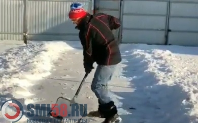 Иван Белозерцев выложил видео, как он чистит снег во дворе