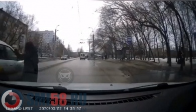 В Пензе водитель «Яндекс.Такси» едва не сбил пешехода в центре дороги