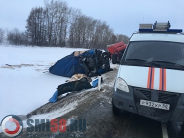 Доставать труп водителя из ГАЗели после ДТП под Пензой пришлось спасателям