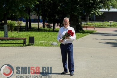 Иван Белозерцев возложил цветы к бюсту М.Ю. Лермонтова в Пензе