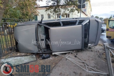 В Пензе автомобиль «ВАЗ» врезался в забор и повалился на бок