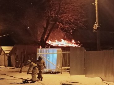 На улице Седова в Пензе загорелся сарай