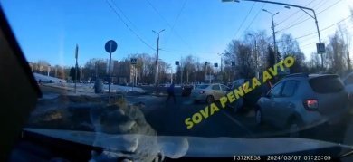 В Пензе водитель объехал пробку по «зебре» с пешеходами