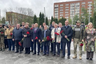 Пензенцы 1 мая возложили цветы к стеле «Город трудовой доблести»