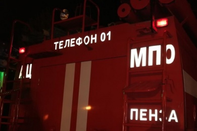 Ночью в Пензе горящий дом и баню тушили 22 пожарных