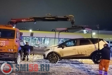 Ночью у вокзала в Пензе автомобили мешали уборке снега