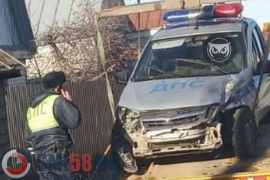 В Пензе полицейский автомобиль въехал в сарай