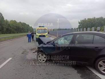 На трассе под Пензой иномарка врезалась в отбойник