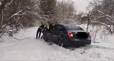 Сотрудники ДПС вытолкали автомобиль пензенца из снежной каши