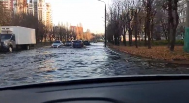 Из-за утечки на сетях «Горводоканала» в Пензе затопило улицу Тернопольскую