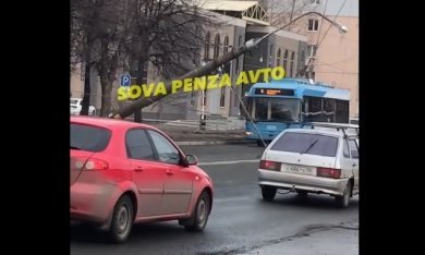 На улице Суворова в Пензе на дорогу упал фонарный столб