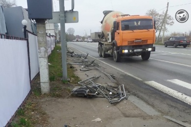 В Пензе на трассе М5 грузовик снес ограждение у пешеходного перехода
