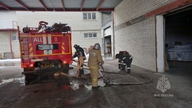 В Кузнецке из горящего производственного здания эвакуировали 30 сотрудников