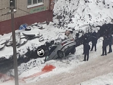 На Минской в Пензе легковушка упала в траншею