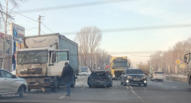 На улице Ульяновской в Пензе грузовик «догнал» ВАЗ