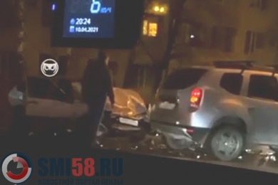 В Сети опубликовано видео с последствиями ДТП на улице Злобина в Пензе