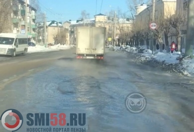 Улицу Калинина в Пензе заливает водой из-за коммунальной аварии