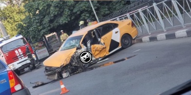 Автомобиль такси раскурочило после столкновения с автобусом в Пензе