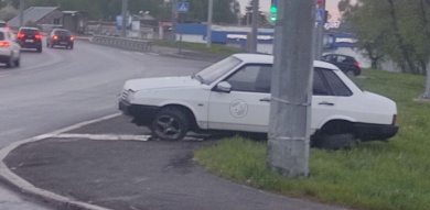На улице Терновского в Пензе ВАЗ лишился колес в ДТП