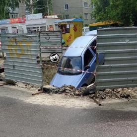 Пензенский автомобилист провалился в яму на Толстого
