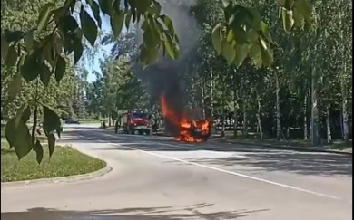 На улице Глазунова в Пензе сгорел УАЗ