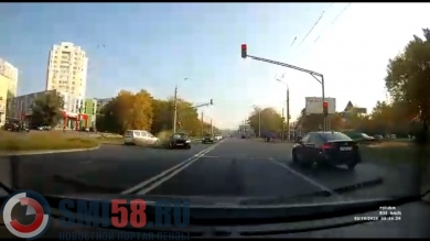 Момент столкновения «Ларгуса» и BMW на улице Карпинского в Пензе попал на видео