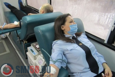 В Пензе транспортные полицейские сдали 8 литров крови