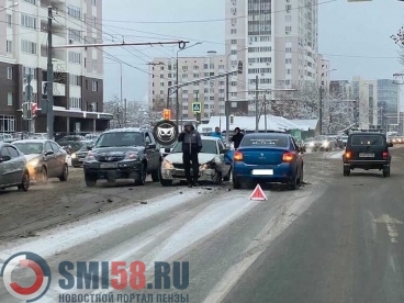 «Приора» и Renault не поделили проезжую часть на улице Суворова в Пензе