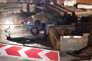 На проспекте Строителей в Пензе в котлован упал автомобиль