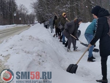 В Пензе студентов отправили чистить снежные улицы