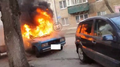 На улице Лобачевского в Пензе загорелся автомобиль ВАЗ