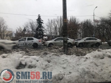 Три автомобиля собрались в «паровозик» на улице Измайлова в Пензе