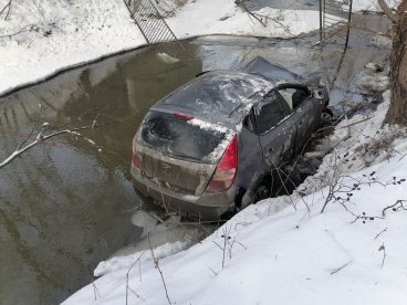 Людям в упавшем с моста в Пензе автомобиле помогали спасатели