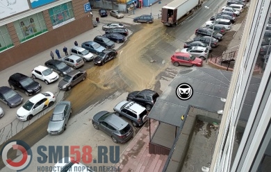 Соцсети: На улице Кураева в Пензе под автомобилем прорвало канализацию
