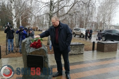 Олег Мельниченко почтил память погибших чемодановцев