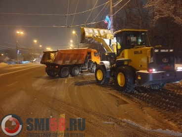 Вывоз снега и обработка дорог продолжаются в Пензенской области
