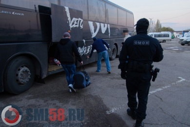 На автовокзале в Пензе силовики ФСБ и МВД искали оружие и наркотики