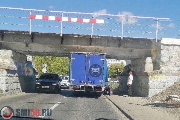 Под мостом поймали. Мост пенза застряла фура. фура застряла под мостом в казани.